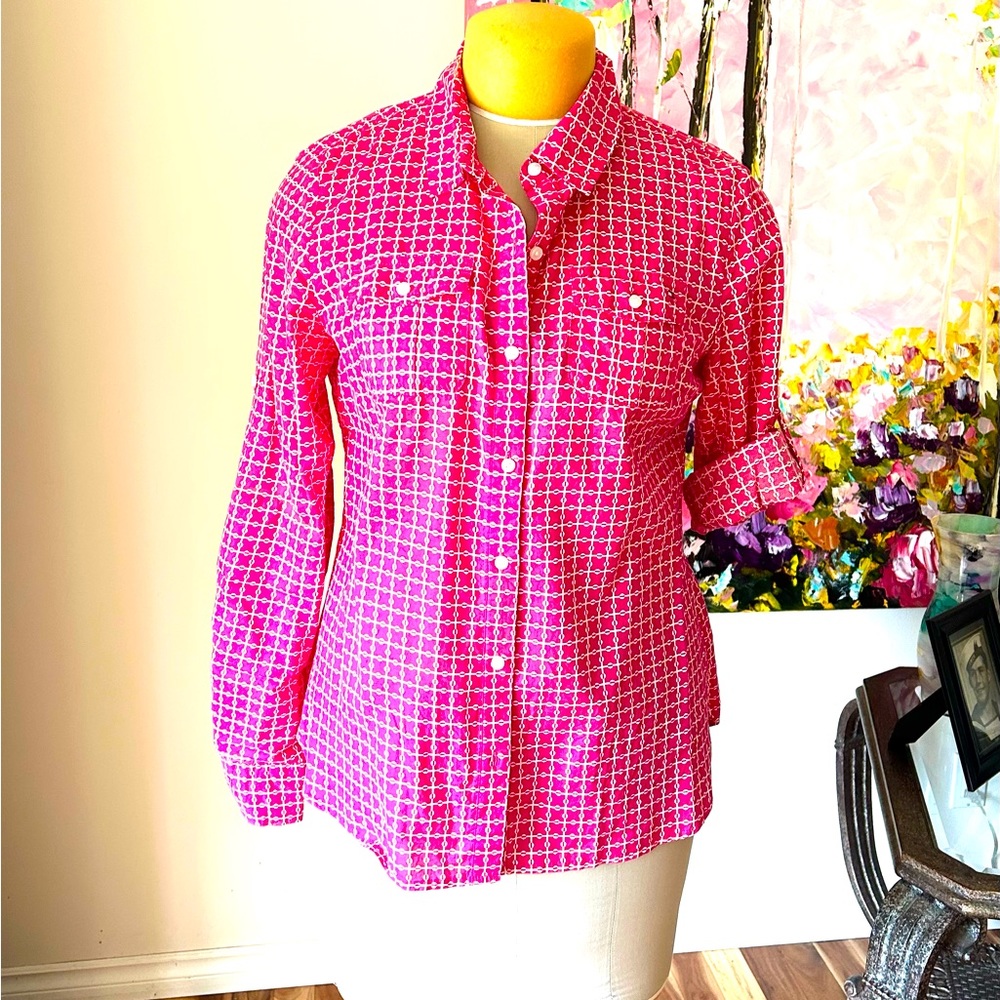 Ladies Tommy Hilfiger Blouse. Fushia/Pink, white design. Fitted & cute. EUC Sz M